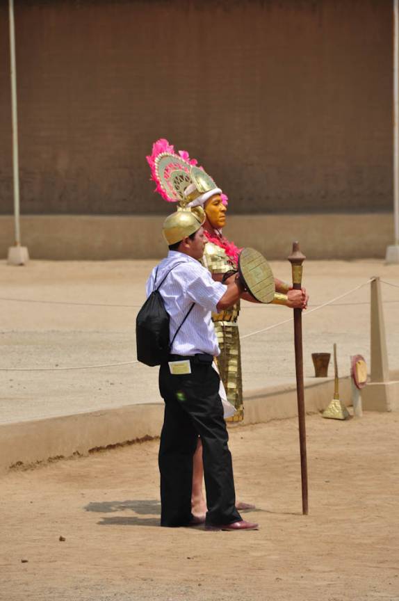 Representação para turistas dos guardas do paláco de Chan Chan, em Trujillo, no Peru